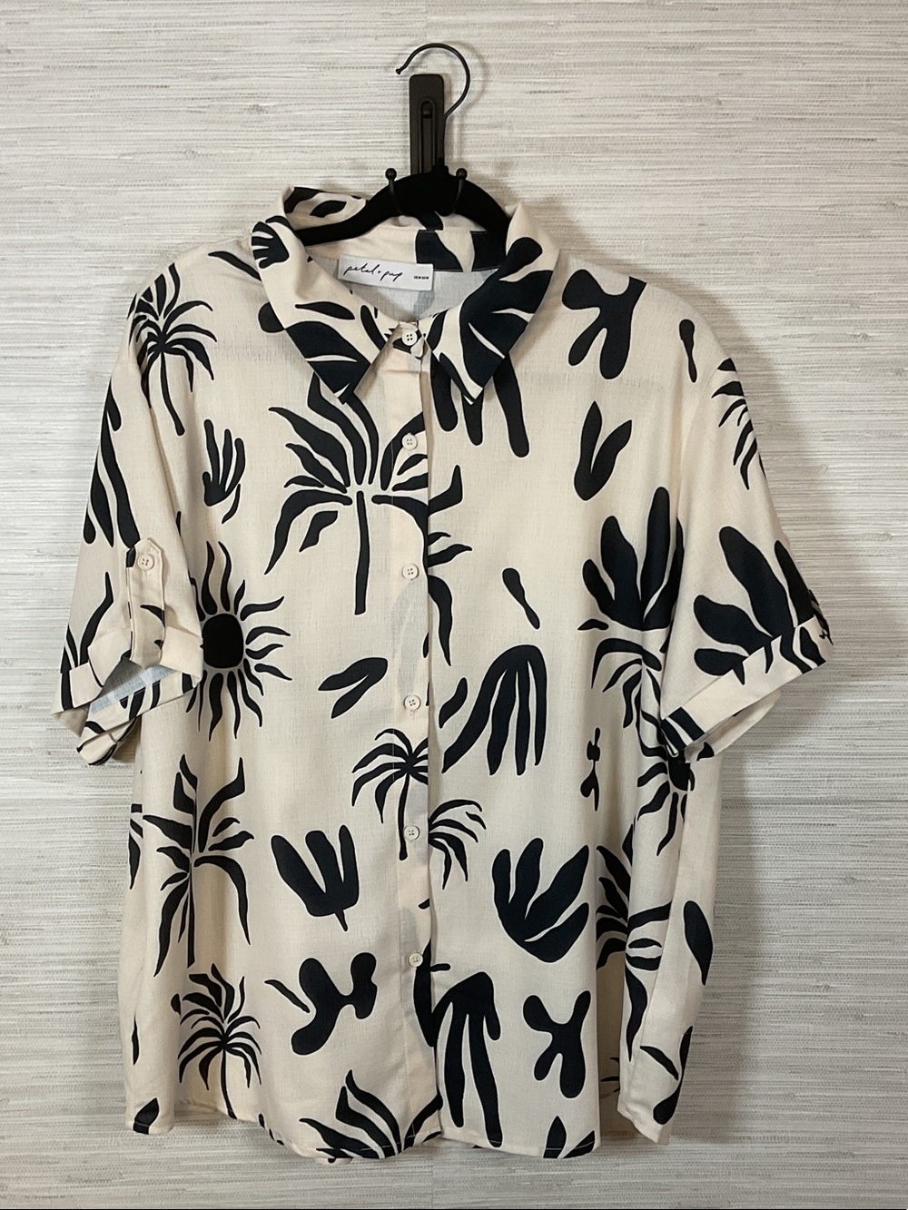 Petal & Pup Sawyer Short Sleeve Linen Blend Button Up Shirt Med Tan Black Floral